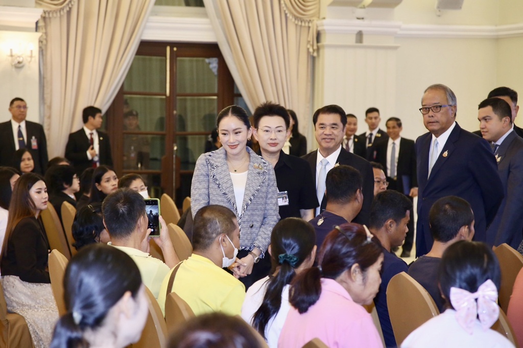 นายกฯ มอบเงินเยียวยาผู้สูญเสียจากแผ่นดินไหว 32 ราย รวม 9.6 ล้าน