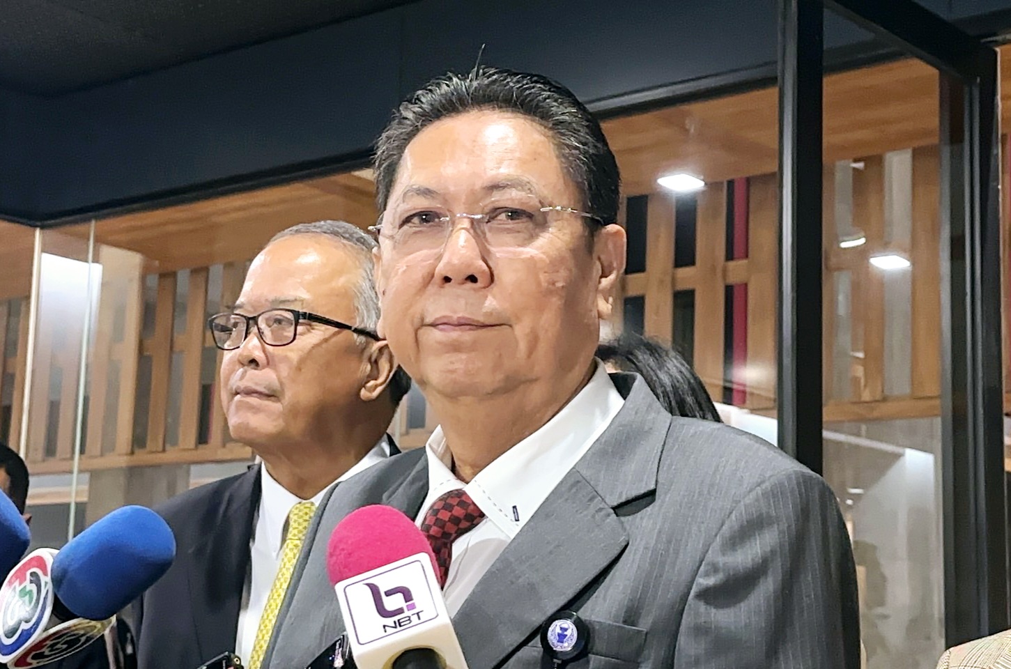 "วิสุทธิ์" ขอบคุณชาวพิษณุโลกเติมเสียงให้รัฐบาล เมินวาทกรรม "ประชาชน" สู้กับชนชั้นนำ บอก "พท." อาสามาทำงาน