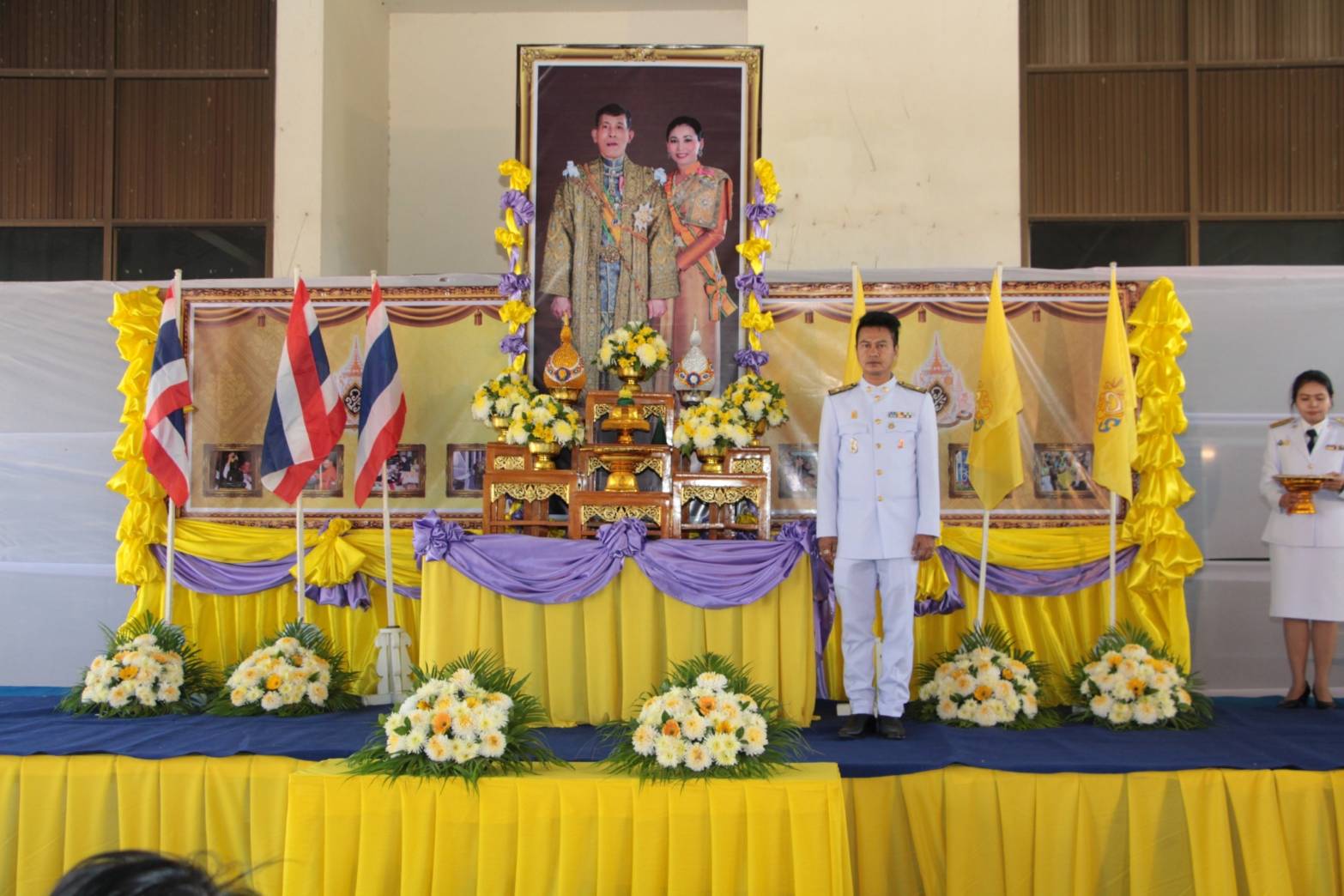ทต.เพชรเมืองทอง จัดพิธีรับพระราชทานพระบรมฉายาลักษณ์ พระบาทสมเด็จพระเจ้าอยู่หัว-พระราชินี