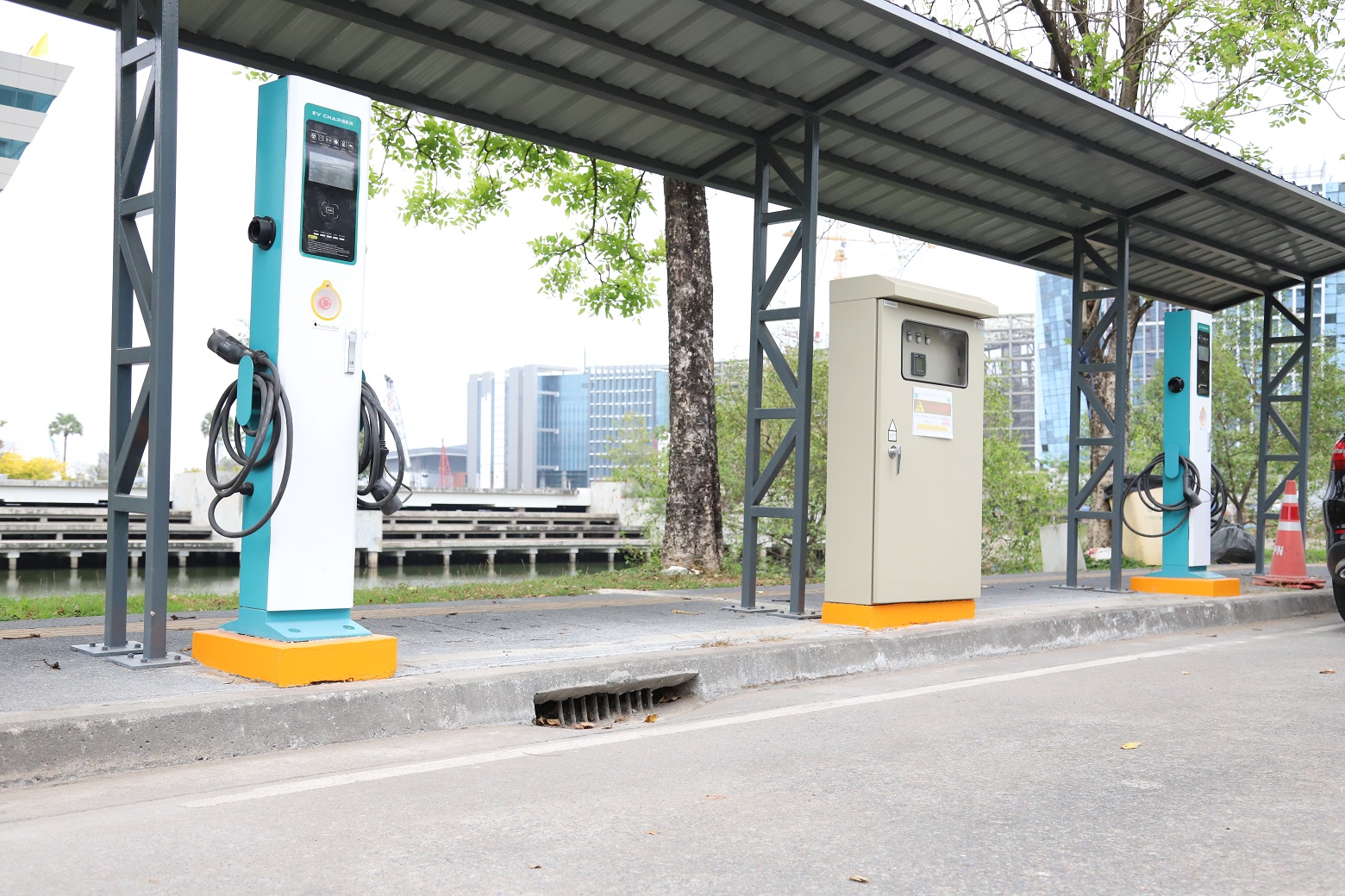 "DAD" เพิ่ม 4 จุดสถานีชาร์จรถไฟฟ้ารอบศูนย์ราชการฯเพิ่มความสะดวกผู้ใช้บริการมุ่งสู่เมืองคาร์บอนต่ำตามแผน