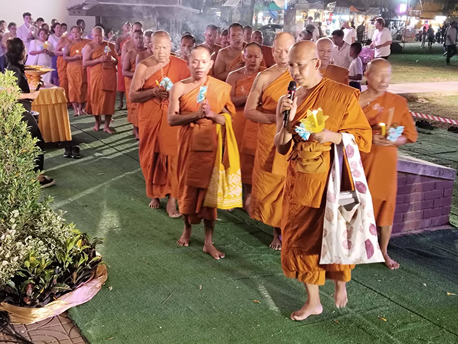 จังหวัดชัยนาท เวียนเทียนน้อมถวายเป็นพุทธบูชา วันอัฏฐมี 