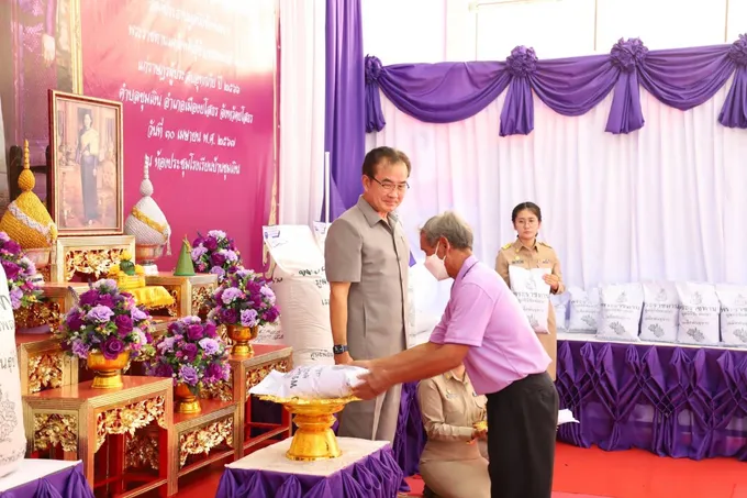 พระราชทานเมล็ดพันธุ์ข้าวหอมมะลิ 105 แก่เกษตรกรและราษฎรผู้ประสบภัยอำเภอเมืองยโสธร 