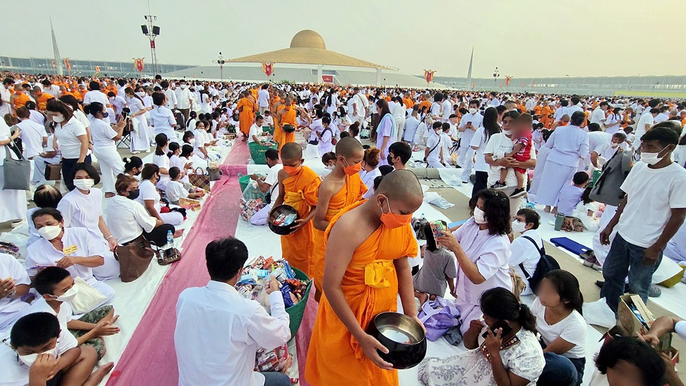 พุทธศาสนิกชน 10,000 คน ร่วมบุญพร้อมกันตักบาตรสามเณร 5,000 รูป ณ วัดพระธรรมกาย ในวันคุ้มครองโลก