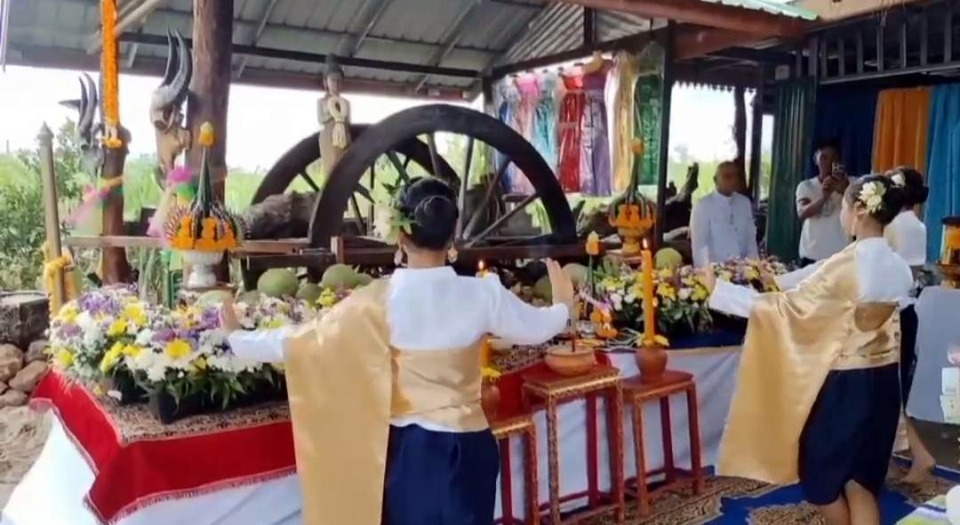 เจ้าแม่รถเกวียนตะเคียนทองให้โชค เจ้าของบ้านถูกนับแสน! จุดธูปเสี่ยงเลขเด็ด คอหวยแห่ส่อง