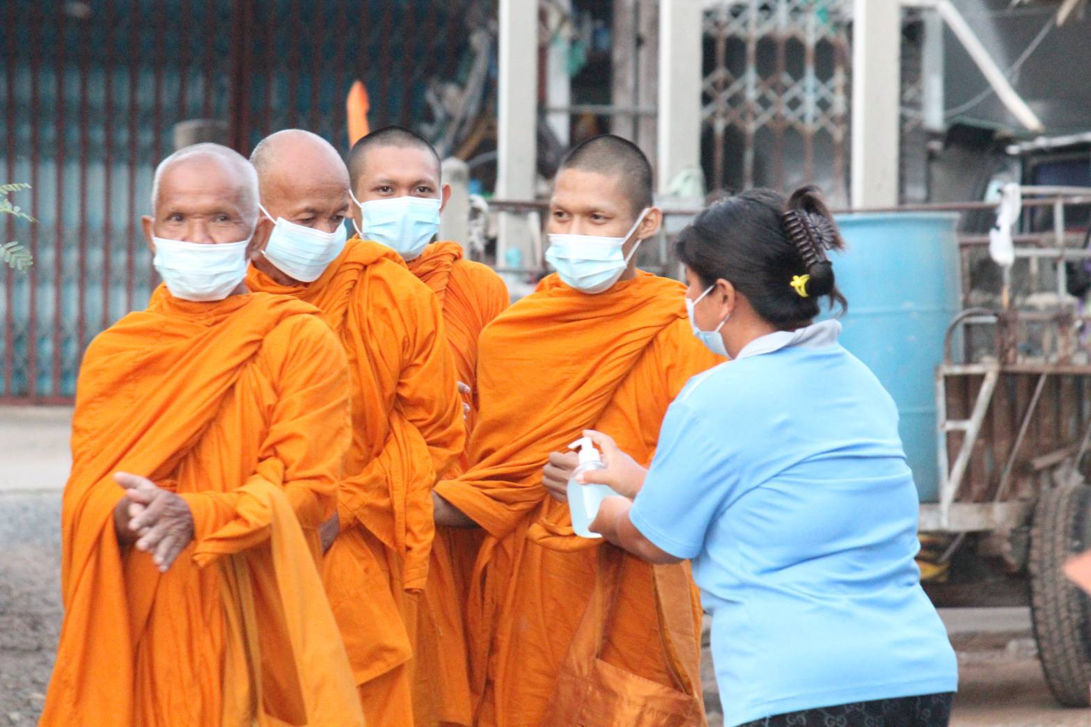  เทศบาลตำบลเขาพระยานำชาวบ้าน หนองนา ทำบุญกลางบ้าน ขับไล่สิ่งเลวร้ายในตำบลและขอฝนให้ตกต้องตามฤดูกาล