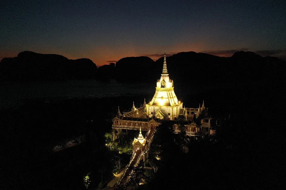 วัดมหาธาตุแหลมสัก กระบี่