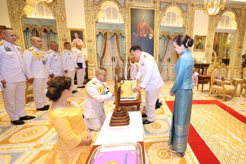 "ในหลวง - พระราชินี" พระราชทานพระบรมราชวโรกาสให้ พล.อ.อ.พันธ์ภักดี เฝ้าฯ ถวายพระพุทธนภาวชิรมงคล พระพุทธรูปปางห้ามญาติ 