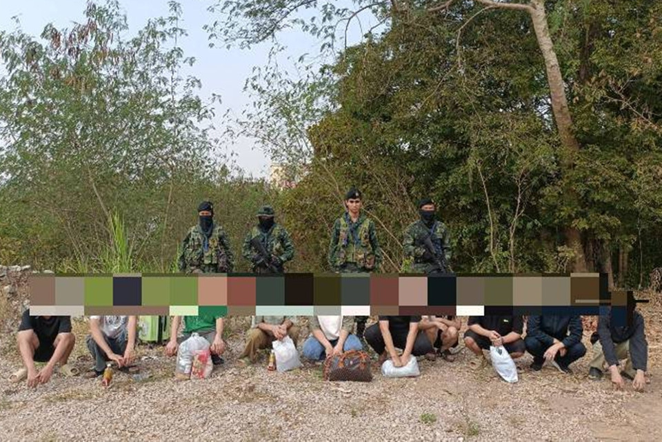 ทหาร ฉก.ราชมนู จับชาวจีน 10 คน ลักลอบเข้าเมืองผิดกฎหมาย ชายแดนแม่สอด