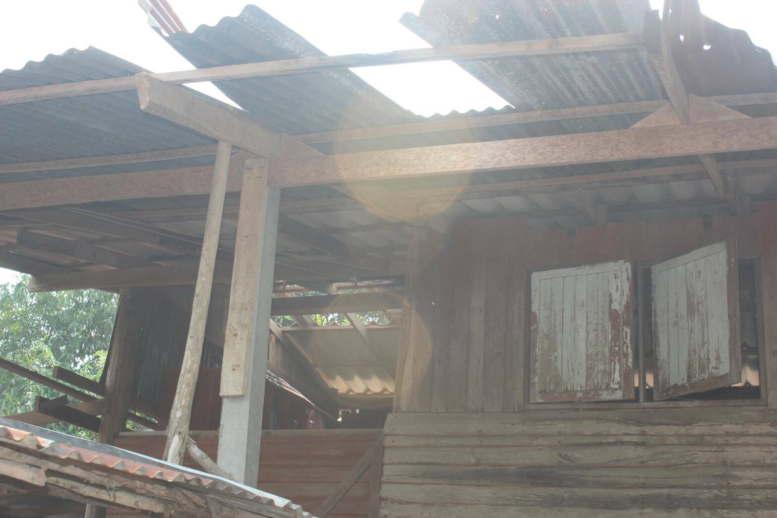 อบต.ด่านทับตะโก เร่งสำรวจพายุถล่มบ้านพังเกือบ 60 หลังคาเรือน