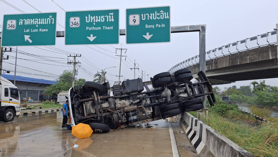 ฝนตกกระบะตัดหน้า รถสิบล้อบรรทุกน้ำมะพร้าวเบรกไม่ทัน พลิกคว่ำกลางถนนปทุมธานี 