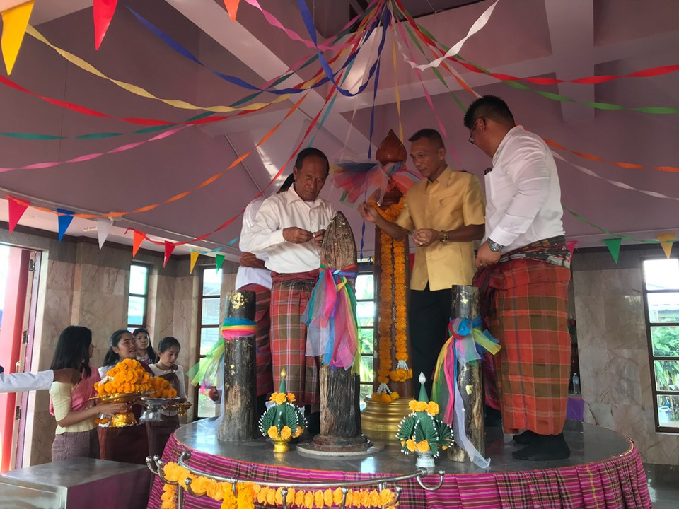"ชาวสังขะ”จัดพิธีบวงสรวงศาลหลักเมืองยิ่งใหญ่ นางรำกว่า 300 ชีวิตร่วมรำกลางแดดร้อนขอพรและโชคลาภ