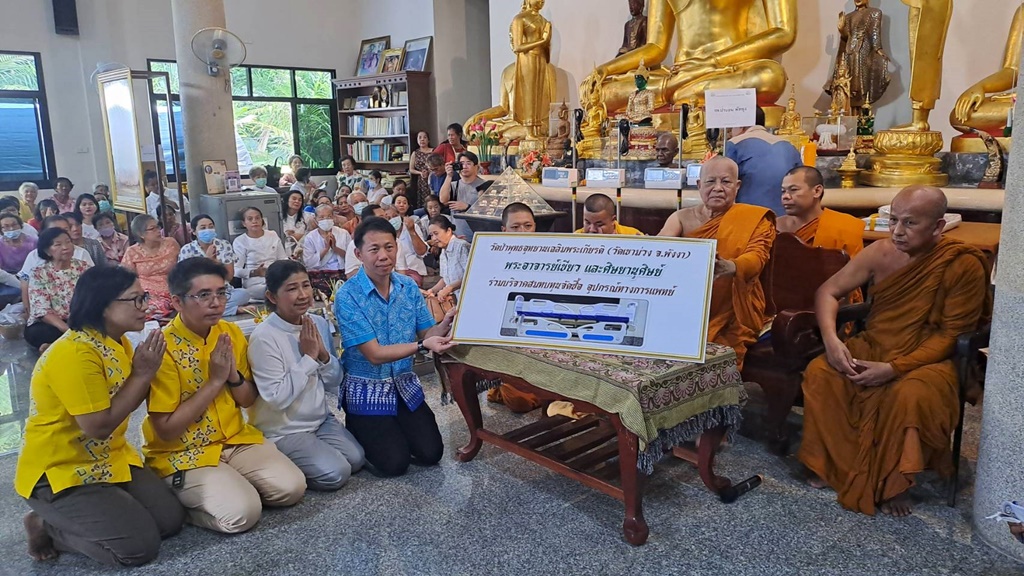บุญใหญ่!! พระอาจารย์เขียว วัดเขาม่วง นำศิษยานุศิษย์มอบอุปกรณ์ทางการแพทย์เกือบ 3 ล. ให้หลายโรงพยาบาล