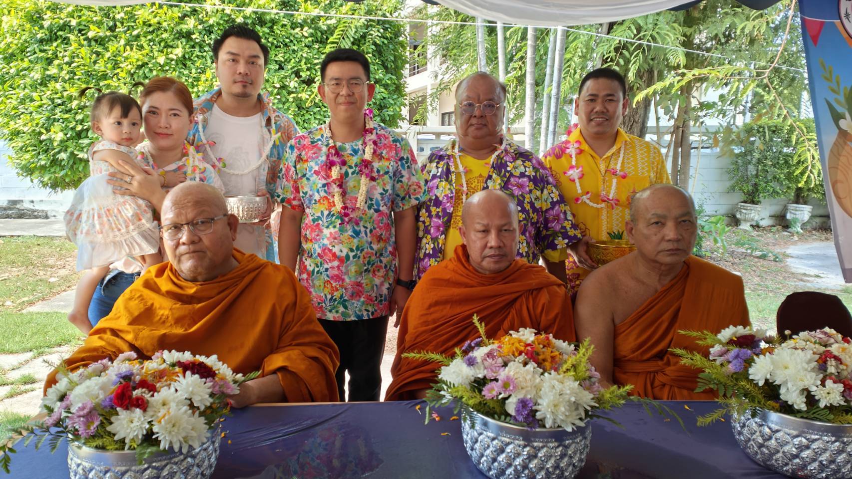 นายอำเภอศรีราชาเปิดบ้านทำบุญนำทีมร่วมพิธีสรงน้ำพระรดน้ำขอพรผู้ใหญ่  