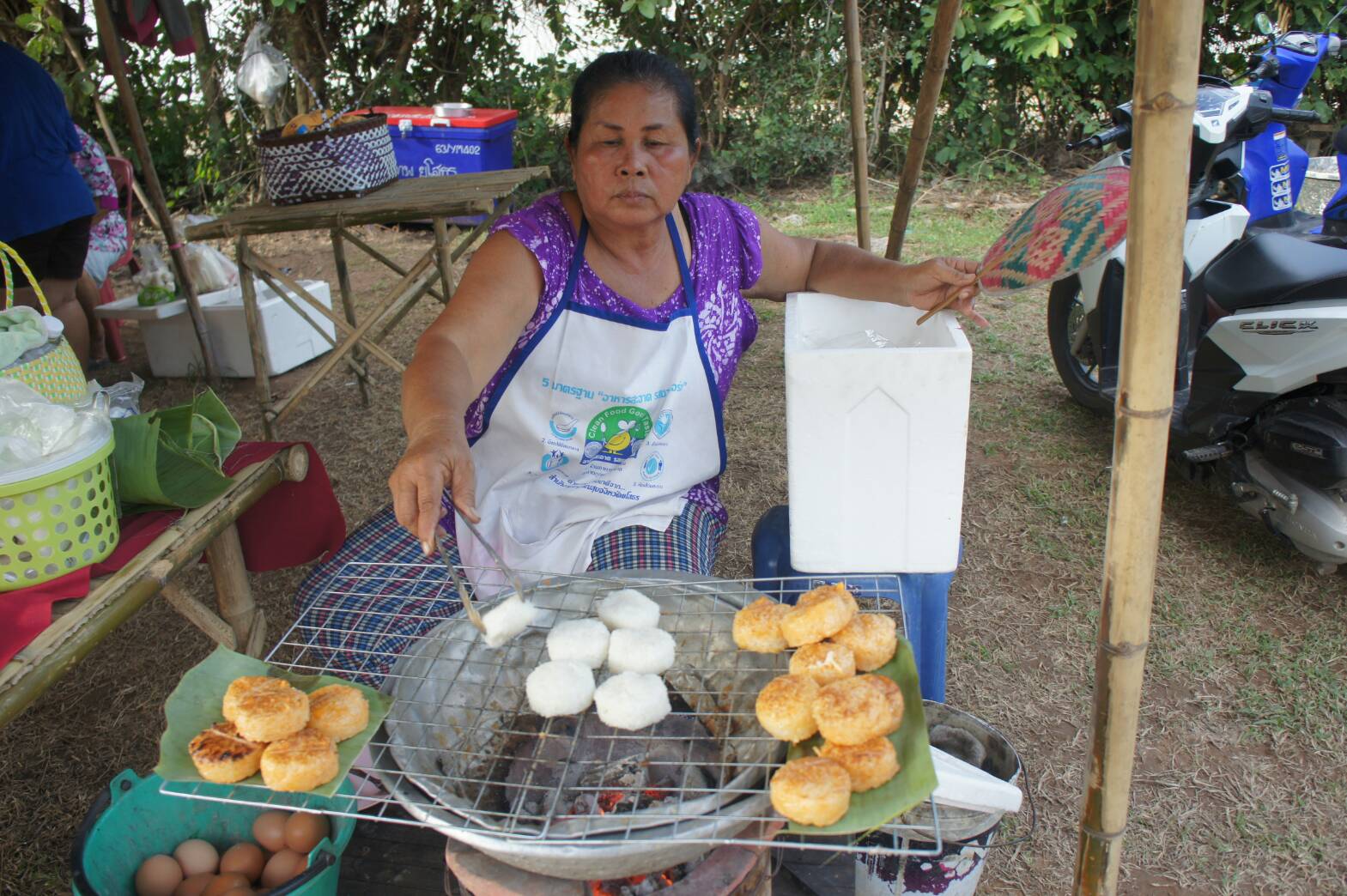 กิน"ข้าวจี่"แก้หนาวที่ตลาดเปรมปรี ชมพระอาทิตย์ลับขอบฟ้าริมลำน้ำกว้างที่ยโสธร 