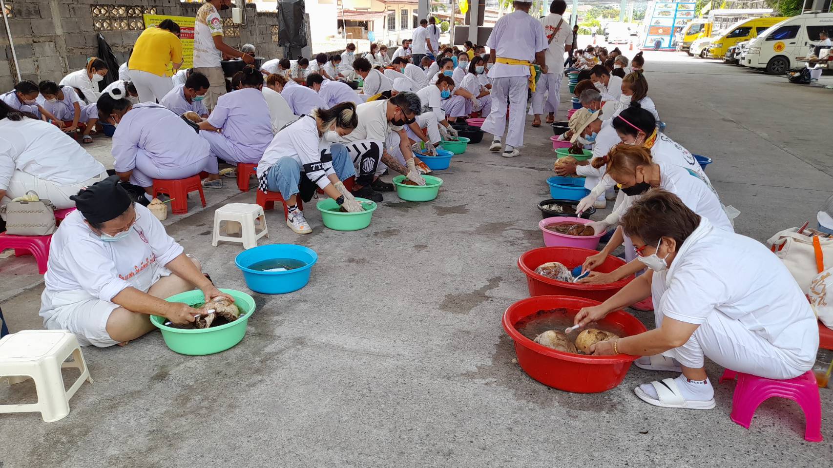 ผู้แสวงบุญกว่า200คน  ร่วมล้างกระดูกศพไร้ญาติ 1,674 ร่าง 