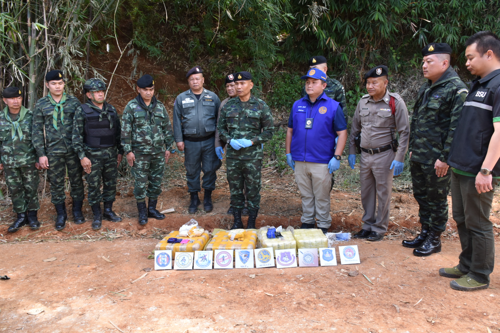 ทหารผาเมือง ปะทะแก๊งค์ขนยาบ้ายิงสนั่นป่ายึดได้ 300,000 เม็ด ในพื้นที่ อำเภอฝาง