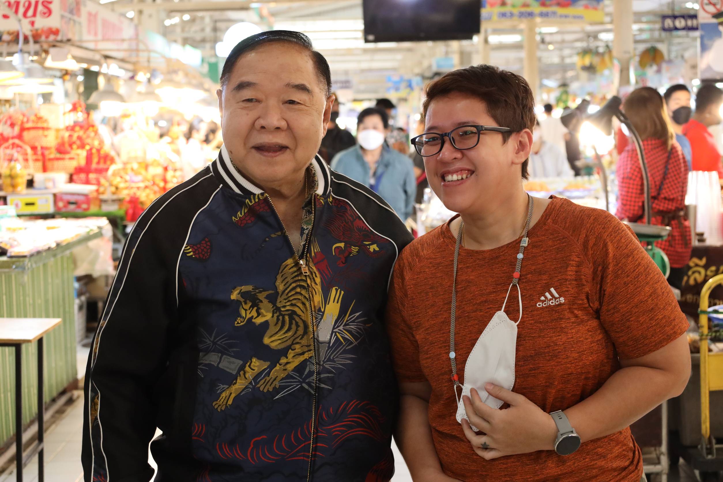 "บิ๊กป้อม"ฮาอารมณ์ดีเดินตลาด อ.ต.ก. แต่เช้า ยิ้มแย้มทักทายพ่อค้า-แม่ค้า-ประชาชนรุมขอถ่ายเซลฟี่