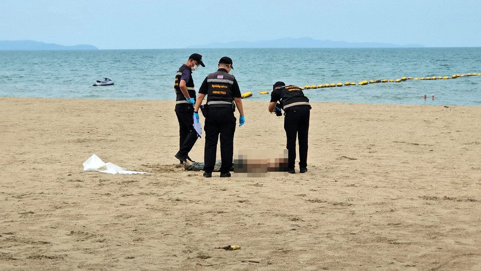 พบศพช่างบอดี้เพ้นท์ตายปริศนาริมชายหาดจอมเทียน กล้องจับภาพชายอ้วนต้องสงสัย