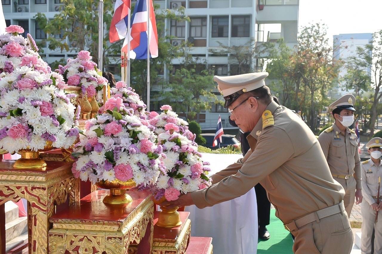 ผู้ว่าฯราชบุรีเป็นประธานในพิธีวางพานพุ่มดอกไม้สดถวายราชสักการะ ในงานวันท้องถิ่นไทย 