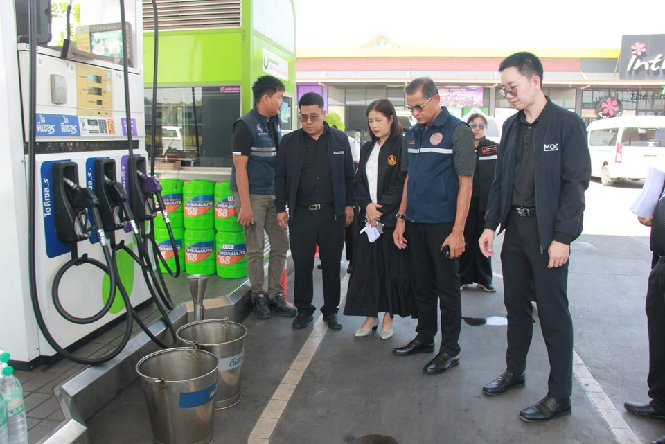 สุราษฎร์ฯ ลุยสุ่มตรวจปั๊มน้ำมัน สกัดฉวยขึ้นราคา สร้างความเชื่อมั่นประชาชน 