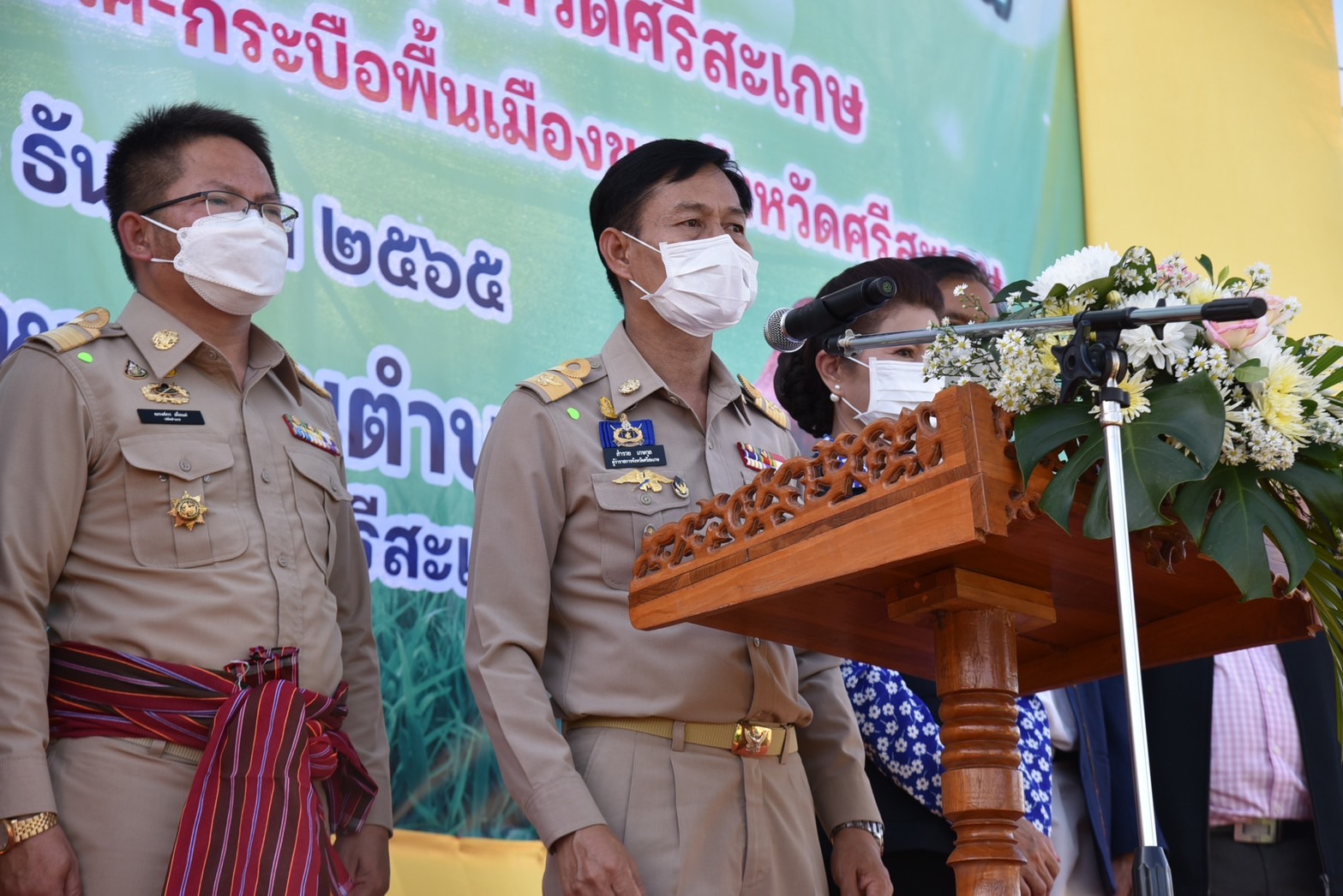 ผู้ว่าฯศรีสะเกษมอบกรรมสิทธิ์โค-กระบือให้เกษตรกรตามพระราชดำริ 