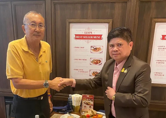 "ท่านใหม่" โพสต์รูปจับมือกับ "แรมโบ้" พร้อมระบุ "พรรคเทิดไท" กำลังเปลี่ยนเป็น "ราษฎร์วิถี" 