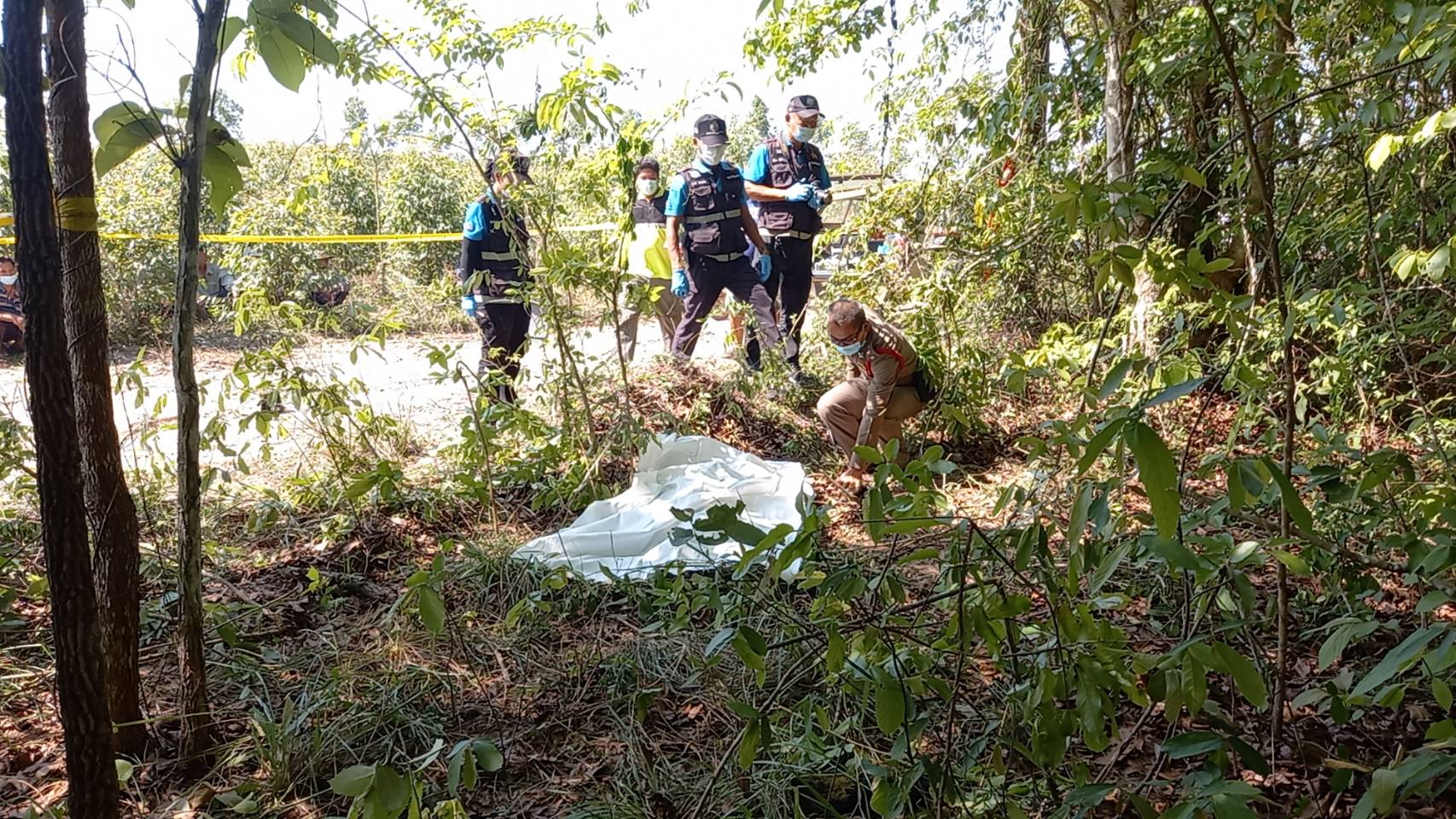 ช้างป่าอ่างฤาไนกระทืบชาวบ้านหาของป่าดับ  อีกรายยกมือไหว้ขอชีวิตรอดตายปฏิหาริย์
