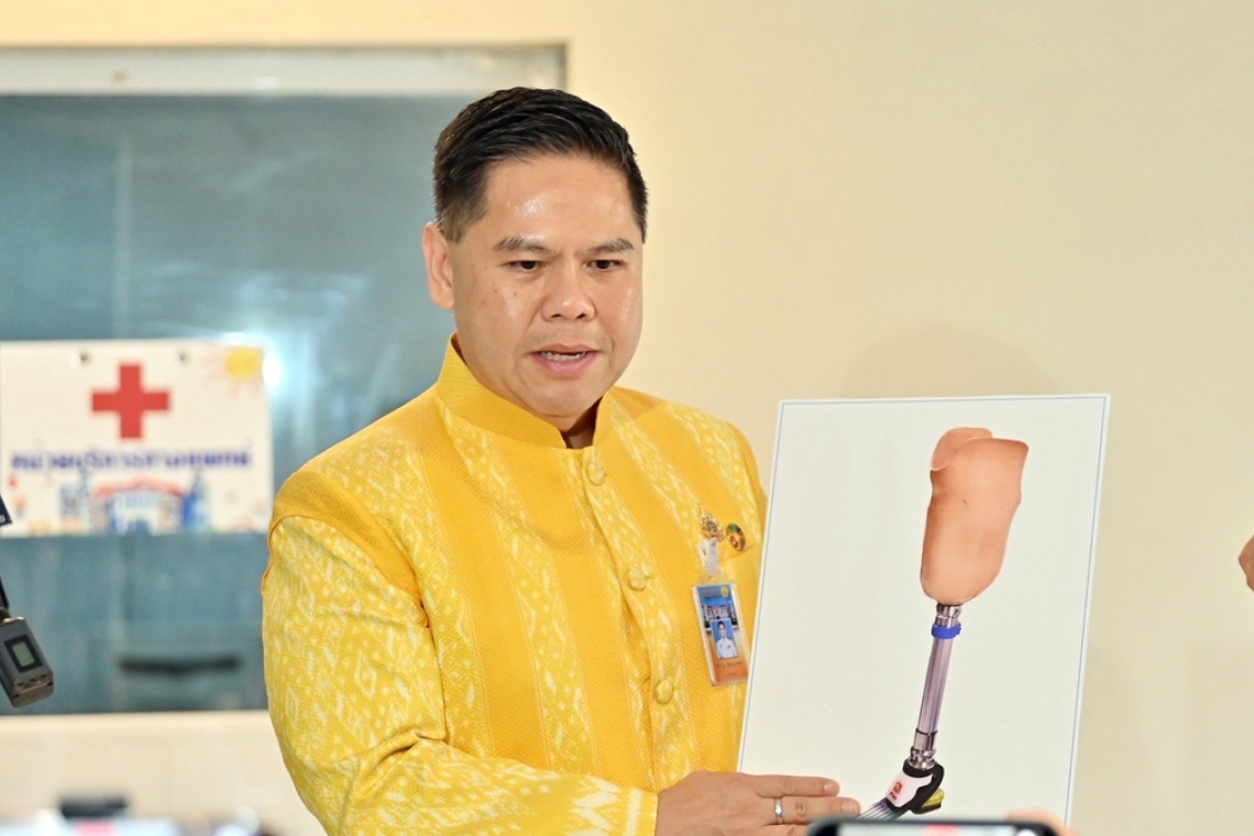 "รมว.พม." สั่งเร่งช่วยทหารเหยียบทุ่น มอบขาเทียมไดนามิก-ดูแลสวัสดิการครอบครัว