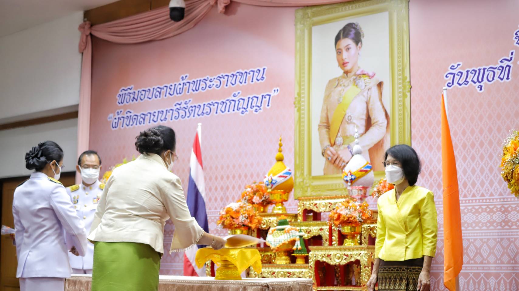  ปทุมธานีจัดพิธีมอบแบบลายผ้าพระราชทาน “ผ้าขิดลายนารีรัตนราชกัญญา”