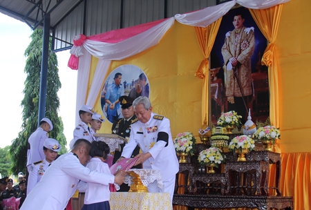 สมเด็จพระเจ้าอยู่หัว รัชกาลที่10พระราชทาน อุปกรณ์การเรียนเครื่องเขียนรร.ในจ.นครปฐม