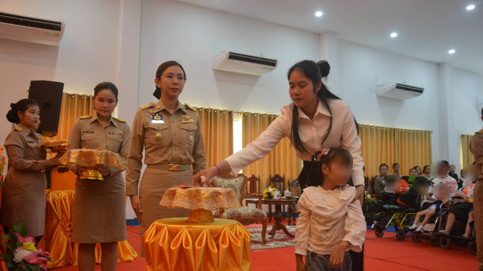 มุกดาหารมอบทุน “มูลนิธิคุณพุ่ม” 103 ทุน ช่วยเด็กพิการแบ่งเบาภาระครอบครัว