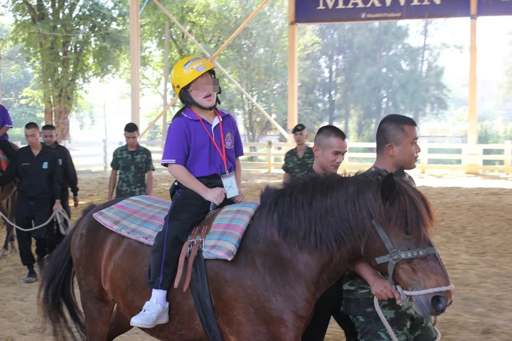 น้องไอซ์ฝึกขี่ม้า