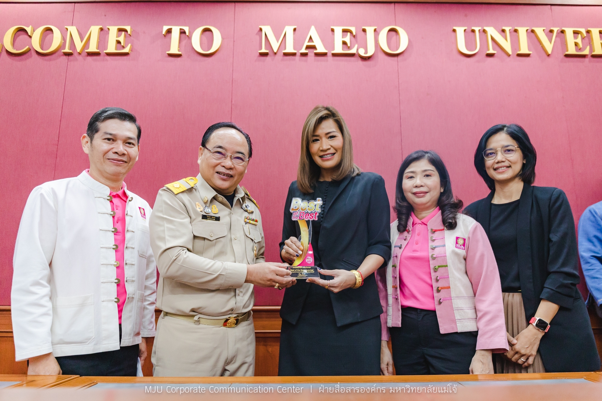 ทีมงาน ออมสินยุวพัฒน์รักษ์ถิ่น ม.แม่โจ้ มอบรางวัล Best of the Best รางวัลชนะเลิศระดับประเทศ ประเภท"กินดี"  ให้เป็นเกียรติประวัติแก่มหาวิทยาลัย