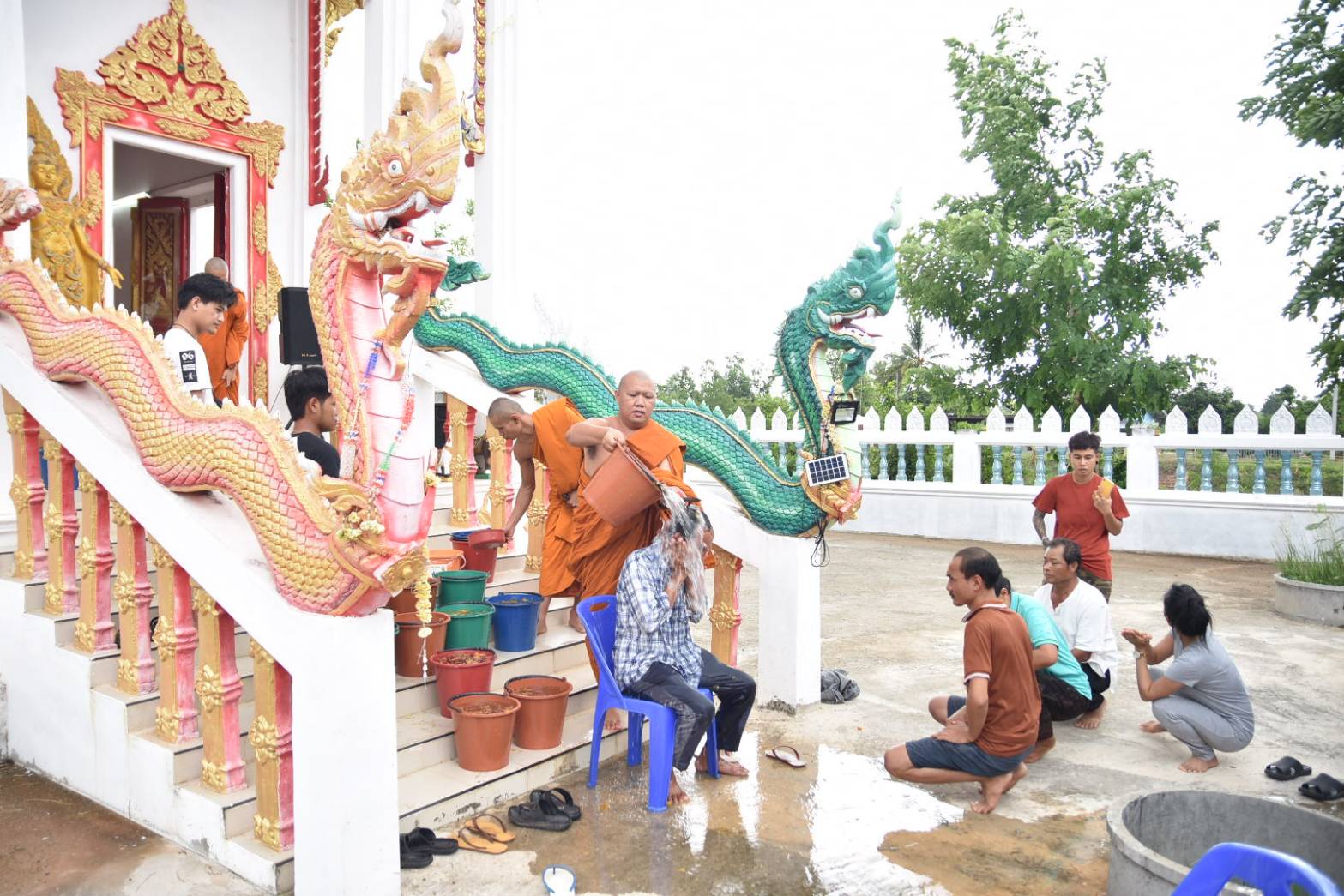 ชาวบ้านหนองกล้า อุดรธานีแห่สะเดาะห์เคราะห์อาบน้ำมนต์หวังช่วยมีโชควันพระใหญ่