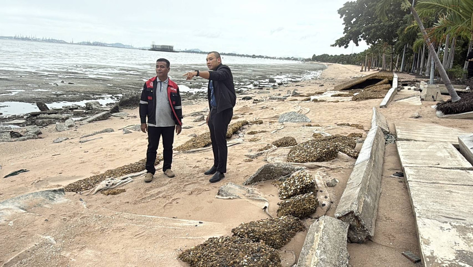 เลขานายกพัทยาลงพื้นที่สำรวจตลิ่งหาดกะทิงรายพัง สั่งกั้นพื้นที่เสี่ยง เร่งหาแนวทางแก้ไข