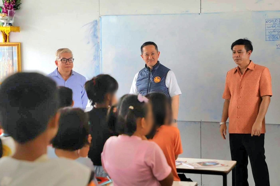บุกจับโรงเรียนเถื่อน! เปิดสอนเด็กต่างด้าวกว่า 900 คน ครูถือใบอนุญาตกรรมกร เจ้าของอ้างเป็นค่ายเยาวชน