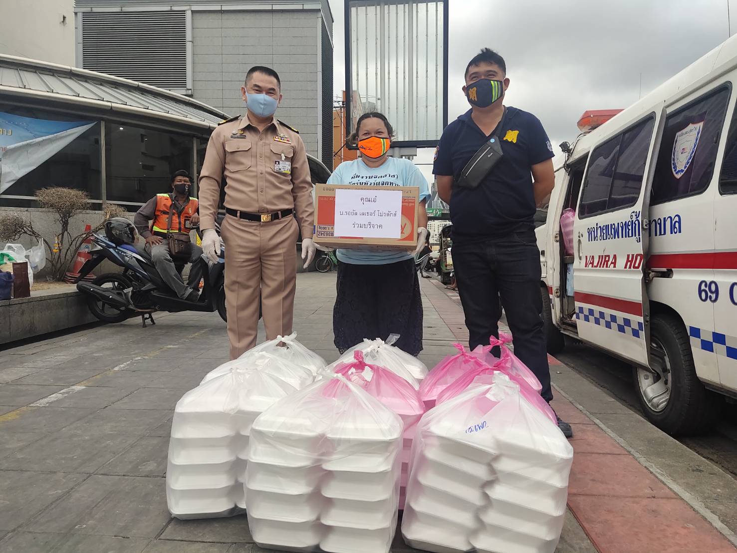 ต้องผ่านไปให้ได้! สง.ปรมน.ทร. ร่วมมูลนิธิฯ และกลุ่มพลังนาวี แจกข้าวกล่องผู้ได้รับผลกระทบโควิด-19