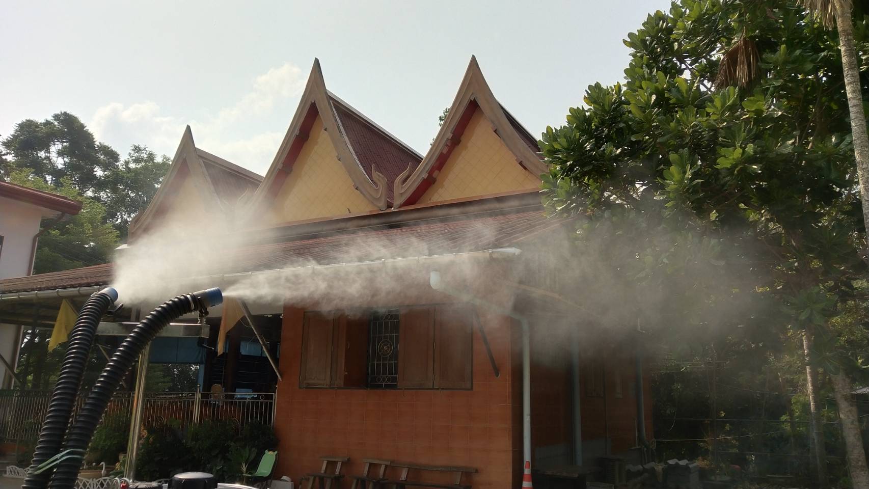ทม.ท่าช้าง ออกฉีดพ่นยาฆ่าเชื้อในรถโดยสาร รถตู้สาธารณะ โรงเรียน แหล่งชุมชน และวัด ป้องกันไวรัสโคโรนา