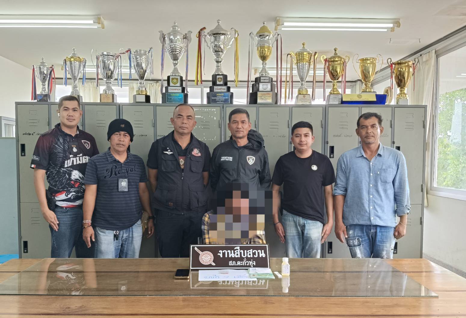 ตำรวจสืบสวนตะกั่วทุ่งร่วมกับผู้ใหญ่บ้าน จับแรงงานต่างด้าวพร้อมยาเสพติดที่บ้านเขาเปาะ