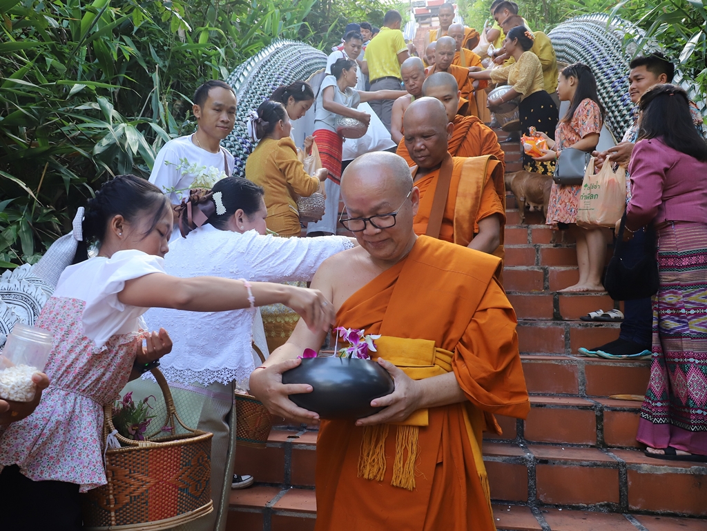 เจ้าคณะอำเภอปางมะผ้า นำศรัทธาสาธุชน ร่วมทำบุญตักบาตรเทโวโรหณะ ณ พระธาตุวัดปางหมู