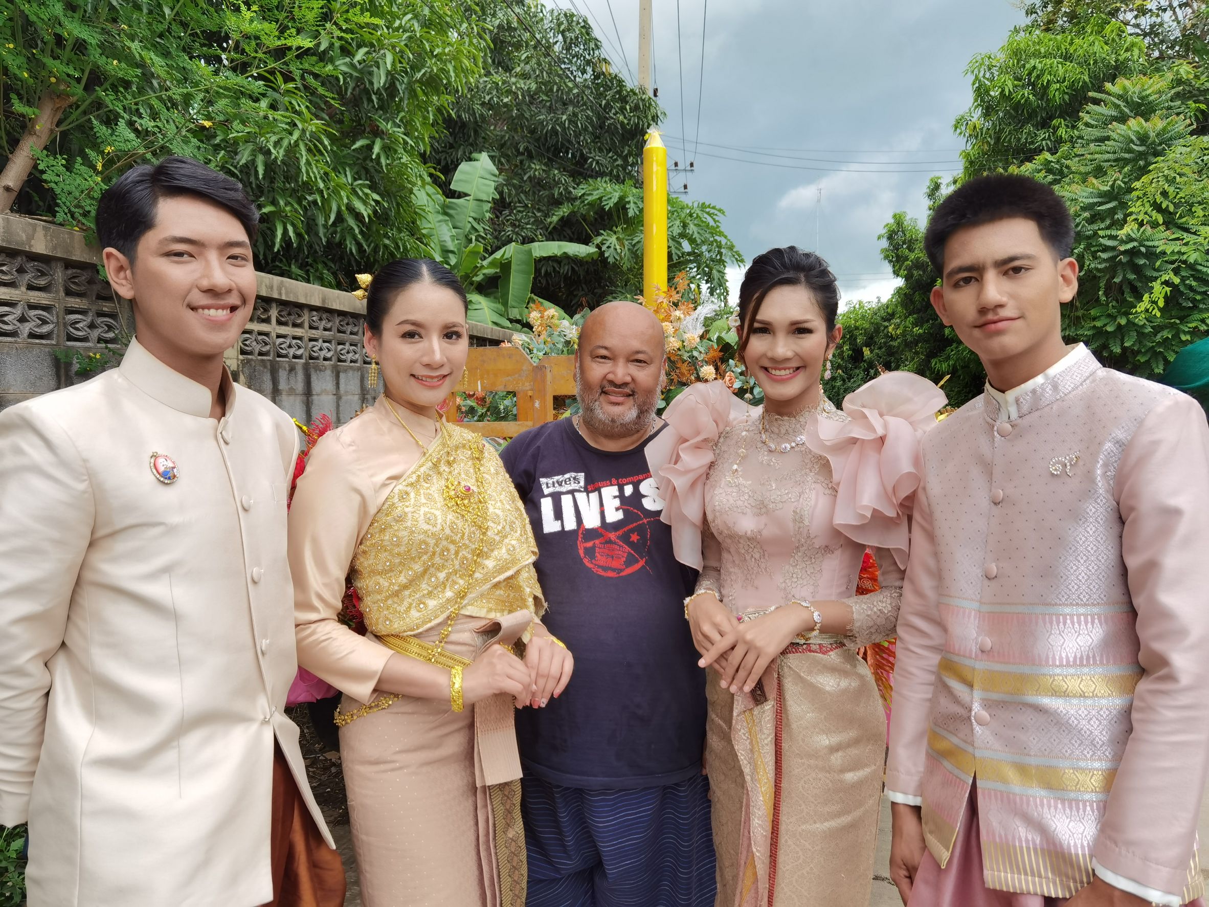 แห่เทียนเข้าพรรษา​ที่อำเภออินทร์บุรี จ.สิงห์บุรีคึกคัก​ เต้นรำตามเพลงเครื่องแห่อย่างสนุกสนาน