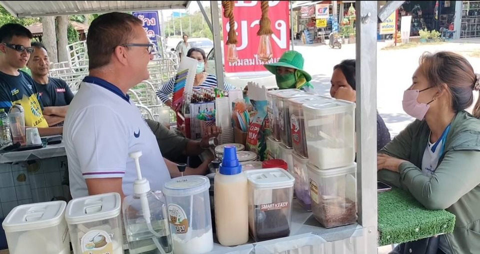 คู่รักต่างชาติ-ไทยใจดี แจกฟรีกาแฟคลายร้อน อุทัยธานีชาวบ้านแห่รับแน่น 