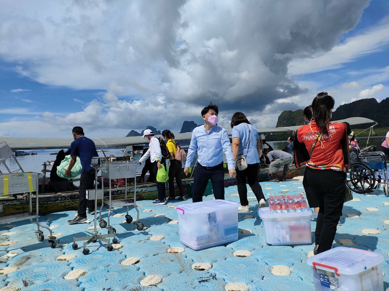 พังงาเร่งขนอุปกรณ์ลงเรือเปิดจุดฉีดวัคซีนเชิงรุกให้ชาวเกาะปันหยี  รับเปิดการท่องเที่ยวส.ค.นี้