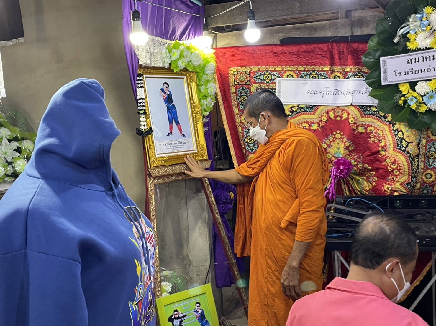 ศูนย์ช่วยเหลือสังคมวัดอ่างทอง พร้อมพม.เยี่ยมให้กำลังใจครอบครัวดีเจวิว 