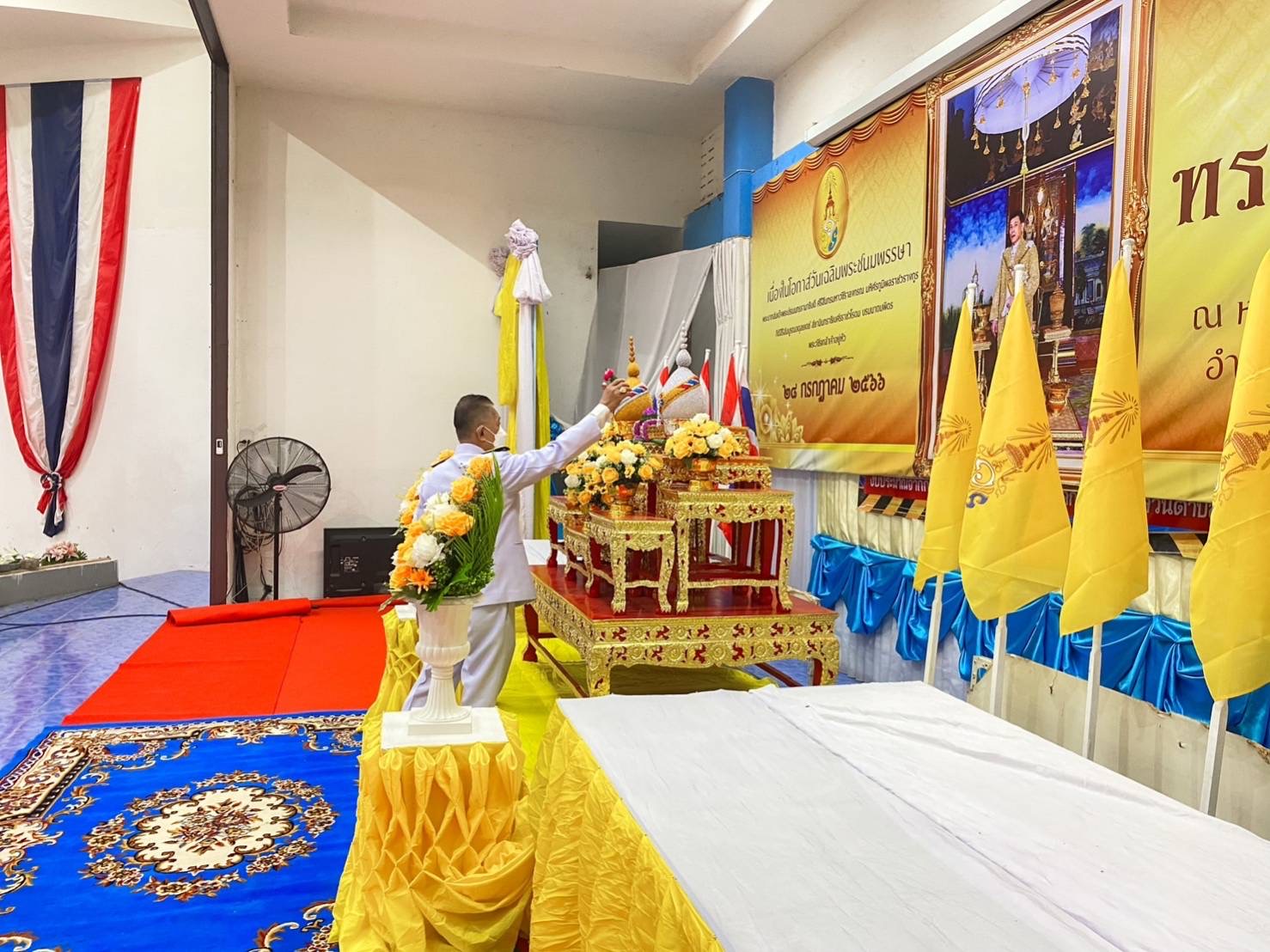 นายอำเภอบ้านไร่ จัดพิธีทำบุญตักบาตรถวายพระราชกุศล เฉลิมพระเกียรติพระบาทสมเด็จพระเจ้าอยู่หัว