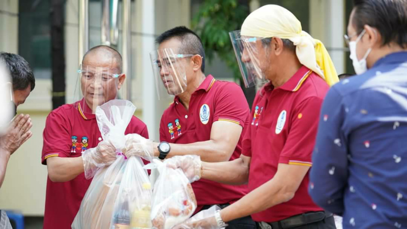 "หม่ำ-ถั่วแระ" เคียงข้าง "ร.ต.ท.ดร.มนัส โนนุช" ลุยช่วยคนยากไร้ช่วงโควิด-19