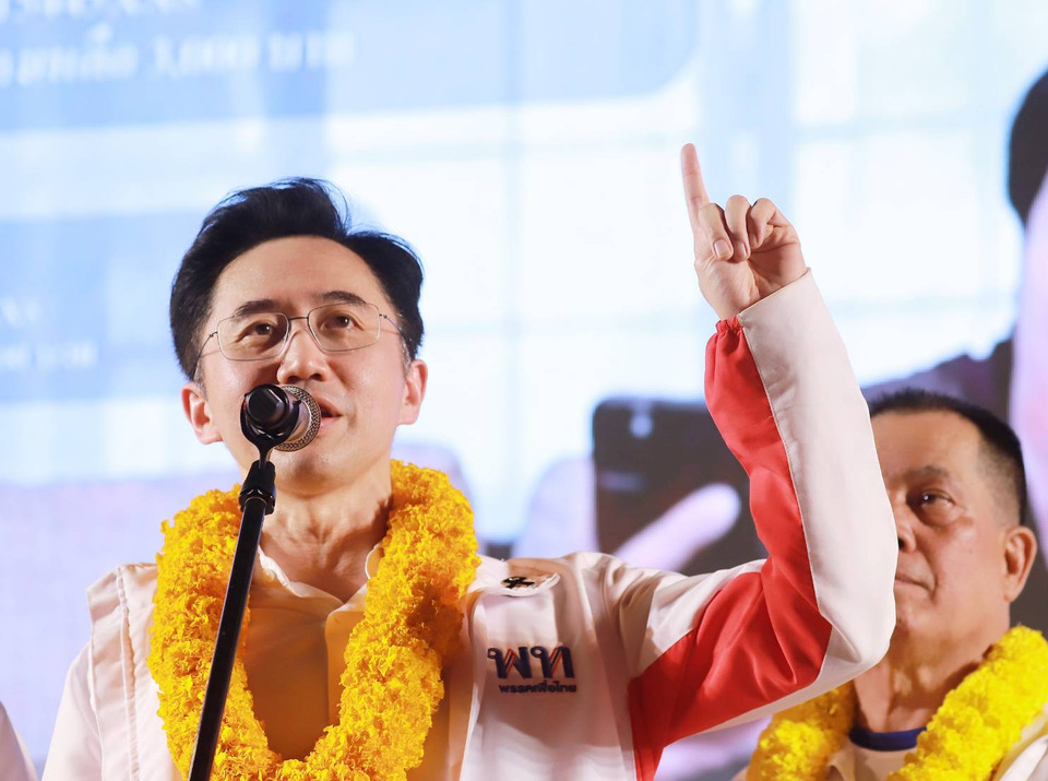 แฟนคลับเพื่อไทยแห่ฟัง “ยศชนัน” ปราศรัยปทุมธานี อ้อนขอแลนด์สไลด์ทั้งจังหวัด 