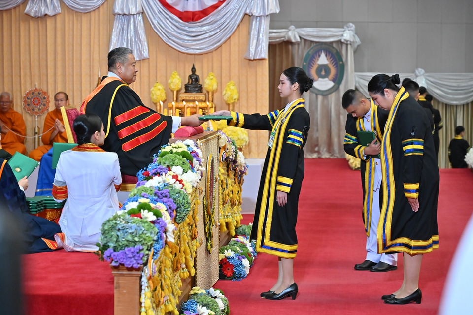 องคมนตรี เป็นผู้แทนพระองค์ มอบปริญญาบัตรผู้สำเร็จการศึกษา มรภ.ภาคกลาง–สวนดุสิต ณ มรภ.นครปฐม