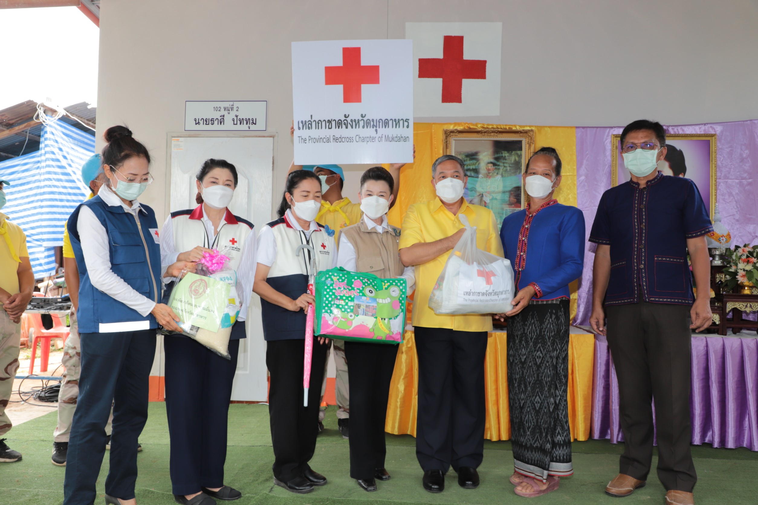 ผู้ว่าฯ มุกดาหารมอบบ้าน โครงการ “บ้านกาชาดสร้างสุข บรรเทาทุกข์ บำรุงสุข ปวงประชา" ให้ผู้มีรายได้น้อย
