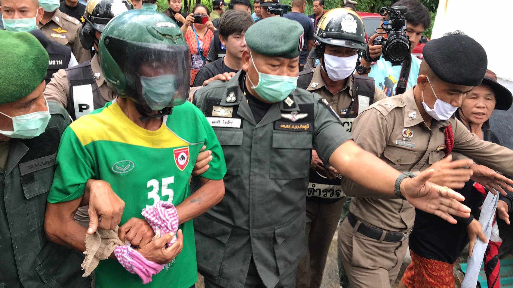 ตร.นำตัว "ไอ้อ้วน" เดนคุกข่มขืนเด็ก 11 ขวบ ทำแผนหวิดโดนประชาทัณฑ์